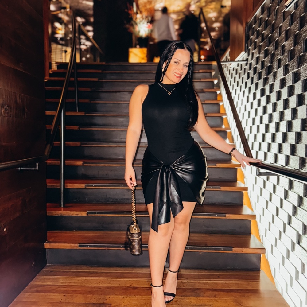 Chic Black Sleeveless Mini Dress